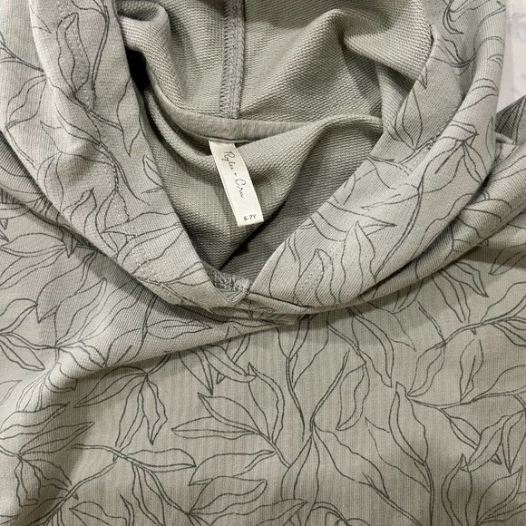 Rylee + Cru // sage printed short sleeve hooded sweatshirt // size 6-7 // EUC - Picture 2 of 3
